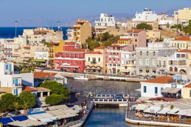 Agios Nikolaos, Yunanistan - 1 Ağustos 2012: turist CIT içinde yürüyüş