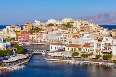 Agios Nikolaos, Yunanistan - 1 Ağustos 2012: turist CIT içinde yürüyüş