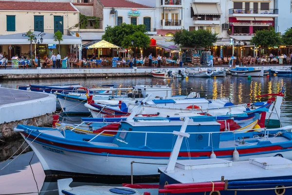 Agios Nikolaos, Yunanistan - 24 Temmuz 2012: resta içinde yeme turist