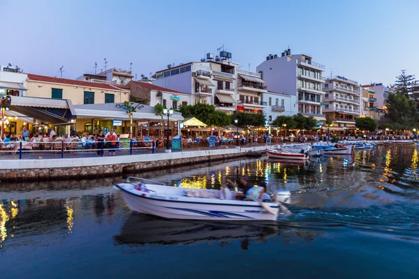 AGIOS NIKOLAOS, GREECE - JULY 24, 2012: Tourists eating in resta — Stock Photo, Image