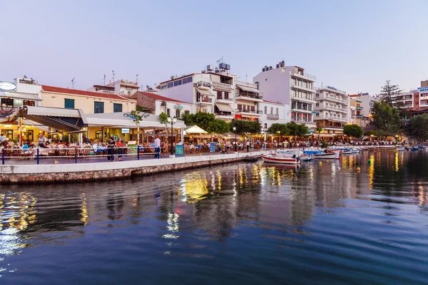 AGIOS NIKOLAOS, GREECE - JULY 24, 2012: Tourists eating in resta — Stock Photo, Image