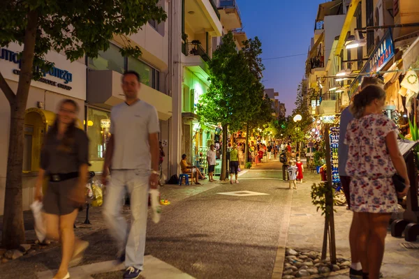 AGIOS NIKOLAOS, GRECIA - 24 LUGLIO 2012: Turisti che camminano lungo la — Foto Stock