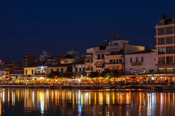 AGIOS NIKOLAOS, GREECE - JULY 27, 2012: Tourists eating in resta — Stock Photo, Image