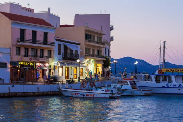 Agios Nikolaos, Grekland - 28 juli 2012: Turister promenader i city — Stockfoto