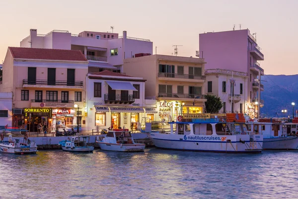 AGIOS NIKOLAOS, GRÈCE - 28 JUILLET 2012 : Des touristes marchent en ville — Photo