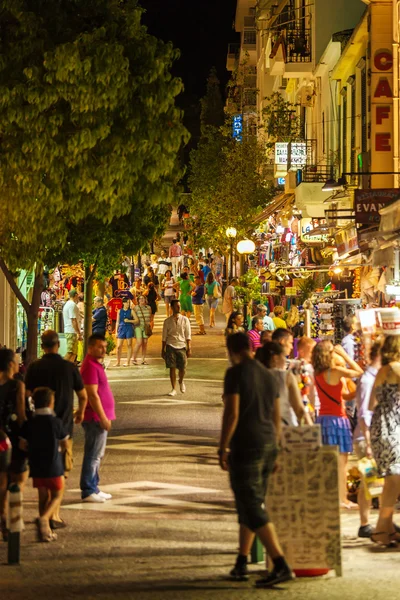 AGIOS NIKOLAOS, GRECIA - 28 DE JULIO DE 2012: Turistas caminando por —  Fotos de Stock