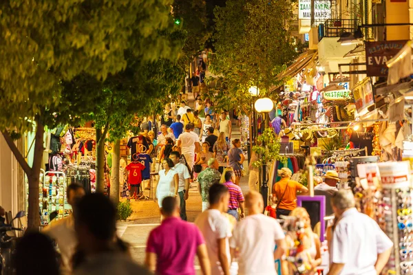 AGIOS NIKOLAOS, GRECIA - 28 DE JULIO DE 2012: Turistas caminando por —  Fotos de Stock