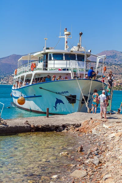 Agios Nikolaos, Grekland - 31 juli 2012: Kryssning båt med touris — Stockfoto
