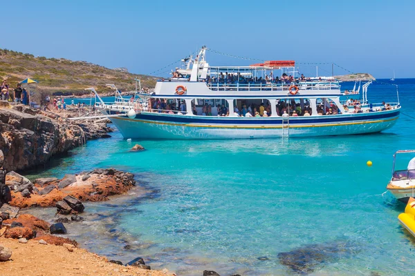 AGIOS NIKOLAOS, GREECE - JULY 31, 2012:  Cruise boat with touris — Stock Photo, Image