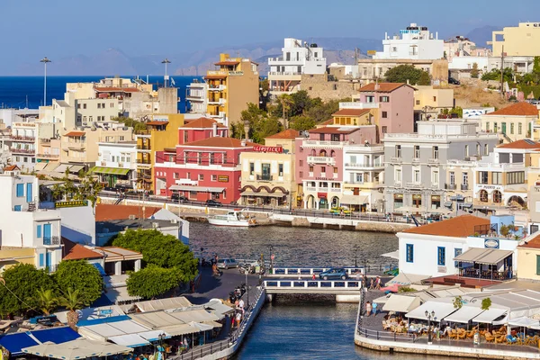 AGIOS NIKOLAOS, GREECE - AUGUST 1, 2012: Tourists walking in cit — Stock Photo, Image