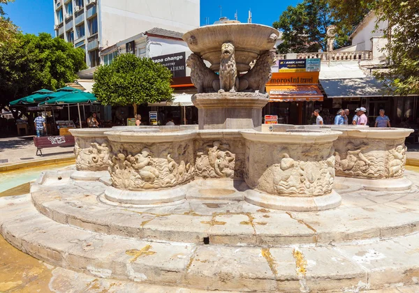 Heraklion, Griekenland - augustus 3, 2012: Toeristen in de buurt van Veneti wandelen — Stockfoto