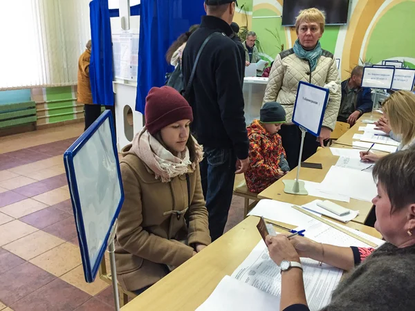 MOSCOW, RÚSSIA - 18 de setembro de 2016: O eleitor recebe uma cédula — Fotografia de Stock