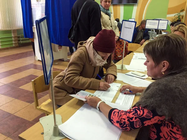 投票者が投票を受け取るモスクワ, ロシア - 2016 年 9 月 18 日。 — ストック写真