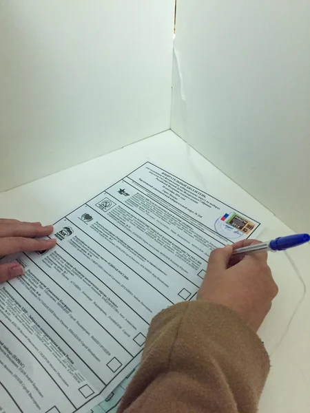 MOSCÚ, RUSIA - 18 DE SEPTIEMBRE DE 2016: El votante vota en el arranque —  Fotos de Stock