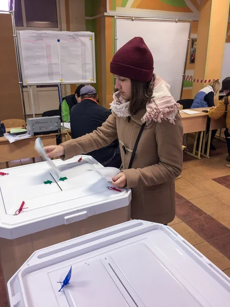 MOSCOW, RÚSSIA - SETEMBRO 18, 2016: O eleitor coloca a cédula i — Fotografia de Stock