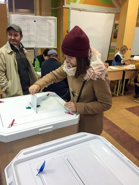MOSCOW, RÚSSIA - SETEMBRO 18, 2016: O eleitor coloca a cédula i — Fotografia de Stock