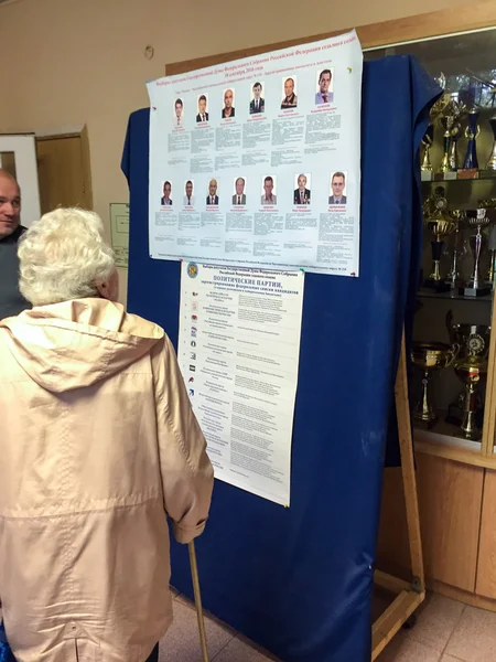 MOSCOW, RÚSSIA - 18 de setembro de 2016: Os eleitores examinam a lista de — Fotografia de Stock