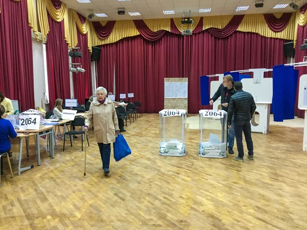 Moskwa, Rosja - zm. 18 września 2016: Wyborca stawia głosowanie i — Zdjęcie stockowe