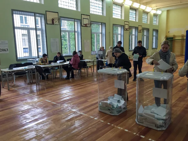 MOSCOU, RUSSIE - 18 SEPTEMBRE 2016 : L'électeur met le bulletin i — Photo