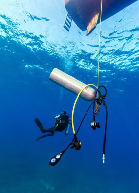 Dalgıç ek hava tankı ile