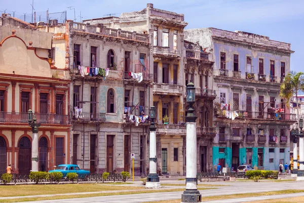 Typické staré město dům, Havana — Stock fotografie