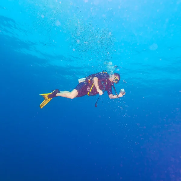 Diver with bright yellow fins — Stock Photo, Image