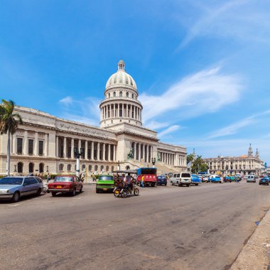 Havana, Küba - 1 Nisan 2012: Capitol squar geçen bisiklet taksi