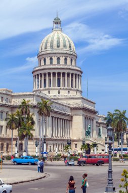 Havana, Küba - 1 Nisan 2012: Ağır trafik ile taksi Bisiklet ve 