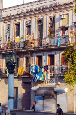 Havana, Küba - 2 Nisan 2012: Turist yürüyüş ayı vintage evleri