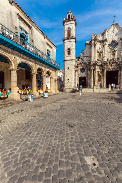 Havana, Kuba – 1. dubna 2012: Turistické poblíž restaurace El Patio jsem — Stock fotografie
