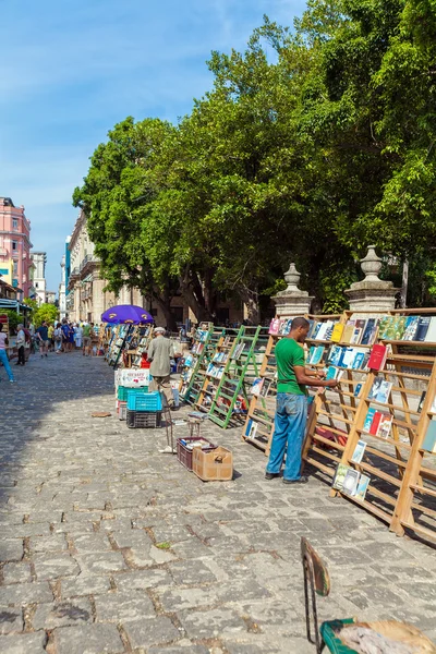 Havana, Küba - 1 Nisan 2012: Antika kitap pazarı — Stok fotoğraf