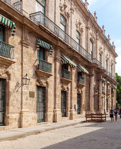 Havanna, Kuba - 1 April 2012: Turister promenad nära Palacio De Los — Stockfoto