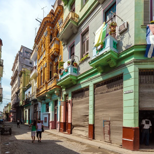 LA HABANA, CUBA - 1 DE ABRIL DE 2012: Los turistas caminan por las Villegas stre — Foto de Stock