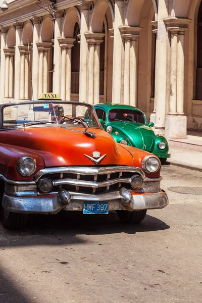 HAVANA, CUBA - ABRIL 1, 2012: Cadillac Series 62 táxi cabriolet — Fotografia de Stock