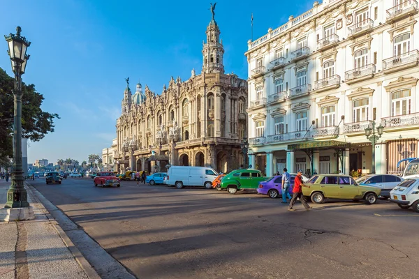Havana, kuba - 2. april 2012: zwei Oldtimer vor grea — Stockfoto