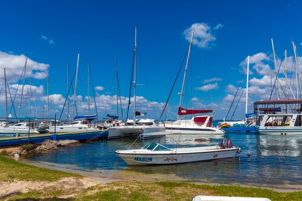 CIENFUEGOS, CUBA - 24 MARZO 2012: Molti yacht a marina — Foto Stock