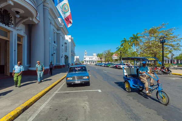 Cienfuegos, Kuba - március 30, 2012: Kerékpár taxik és a gyalogosok — Stock Fotó