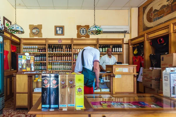 TRINIDAD, CUBA - 30 MARZO 2012: I turisti comprano rum e sigari in — Foto Stock