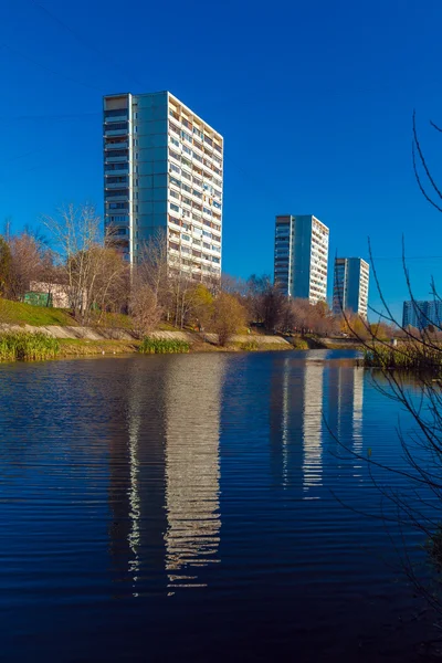 Modern apartment houses near pond, Moscow — Stock Photo, Image