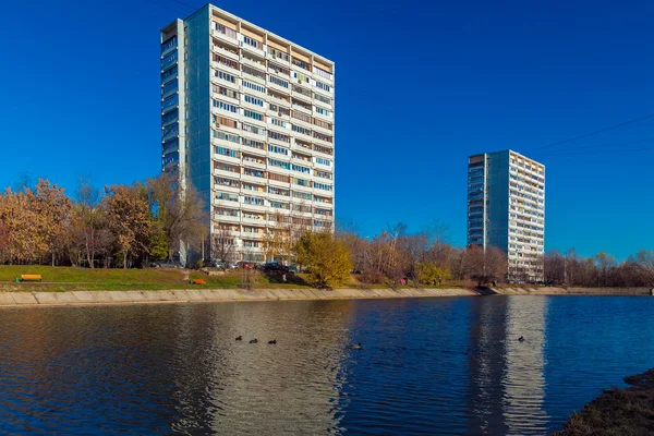 Modern apartment houses near pond, Moscow — Stock Photo, Image