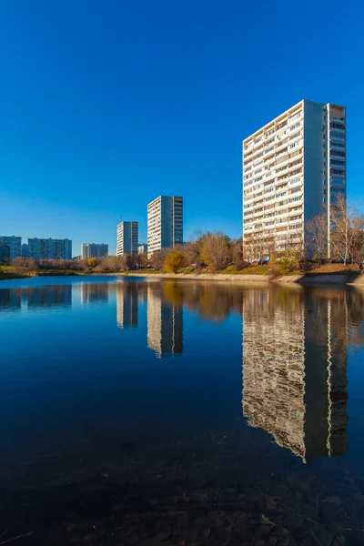 Modernas casas de apartamentos cerca de estanque, Moscú —  Fotos de Stock