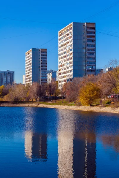 Modern daire ev gölet, Moskova yakınlarında — Stok fotoğraf
