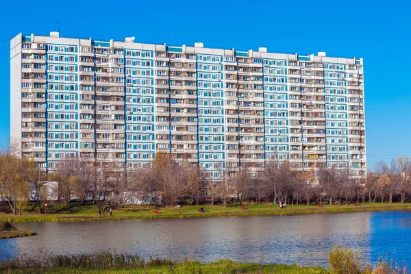 Modern apartment houses near pond, Moscow — Stock Photo, Image
