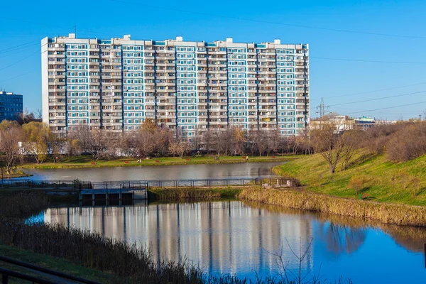 Modern apartment houses near pond, Moscow — Stock Photo, Image