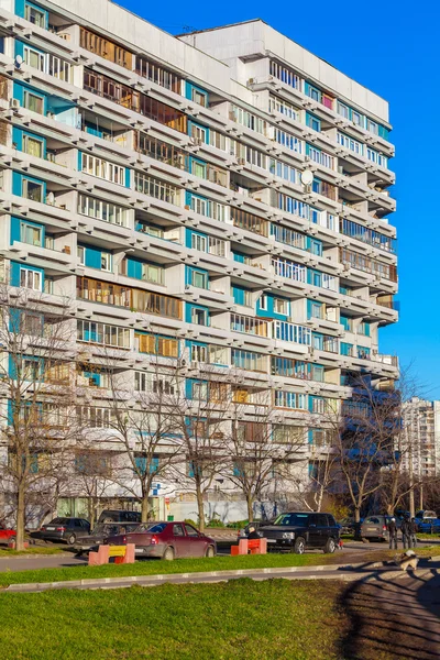 Modern apartment house and yard with parked cars, Moscow — Stock Photo, Image