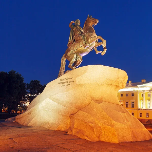 Brons ryttare staty på natten, Sankt petersburg, Ryssland — Stockfoto