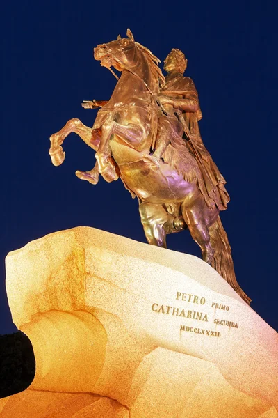 Estátua de Cavaleiro de Bronze à noite, São Petersburgo, Rússia — Fotografia de Stock