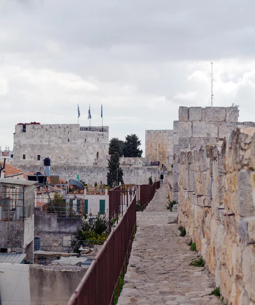 Promenade le long des murs de la ville antique, Jérusalem, Israël — Photo