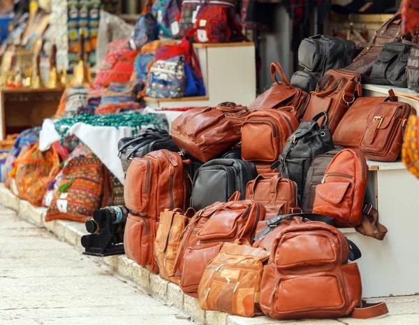 Läder väska marknaden på gatorna i jerusalem — Stockfoto