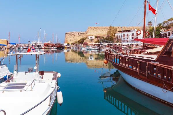 小游艇船坞和凯里尼亚城堡 （16 世纪），北塞浦路斯 — 图库照片